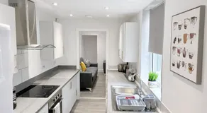 Emerald Living - Hanley, Stoke-on-Trent, sleeps 5, with free parking! - Image 2