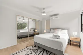 Sleek & Comfortable 3-Bed Townhouse for Your Stay - Image 2