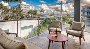Ocean Breeze Retreat: Kings Coastal Apartment - Image 2