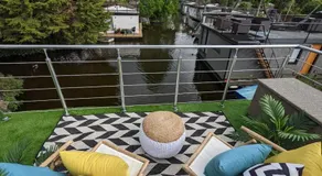 Tulana Taggs - floating home on idyllic island - Image 4