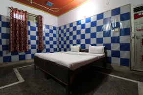Capital O Honey Hotel - Image 2