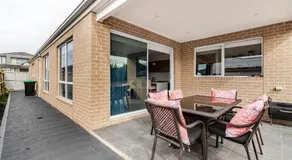 Luxury Sunbury Retreat - Image 4