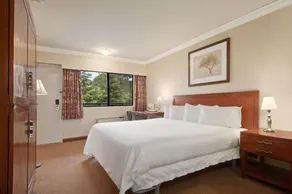 Travelodge by Wyndham Vancouver Lions Gate - Image 2