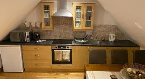 Studio Apartment with parking and 15 to 20 min walk to beach and town - Image 5