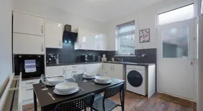 Stylish 3BR House - Sleeps 5 - Free Parking - Image 2
