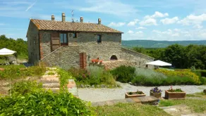 Delightful apartment in old farmhouse with pool - Image 2