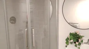 Bright Ensuite Room with 2 Queen Beds-3A - Image 2