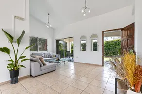 Coral Bay Avenue Villa by Vichy Holidays - Image 4