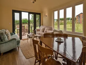 Cottages by River Severn with Hot Tub - Image 4