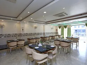 OYO Ss Hotel - Image 3
