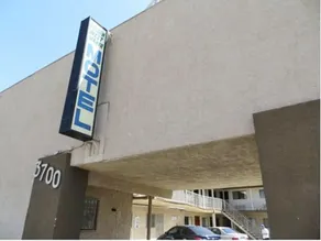 Golden West Manor Motel - Image 5