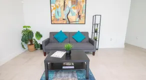 Spacious entire Apartment with Free Parking - Image 3