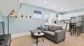 Bright and Spacious Condo in Downtown Collingwood 97043 - Image 3