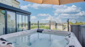 Jacuzzi et Vue sur Loire - Maison d'hôtes L'Odyssée - Image 2