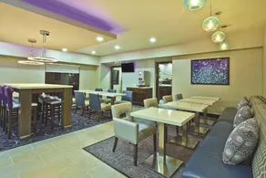 La Quinta Inn & Suites by Wyndham Fairborn Wright-Patterson - Image 2