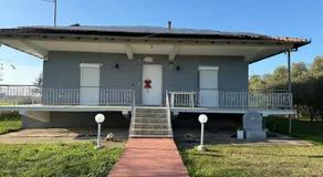 Cozy Family House with Yard - Image 5