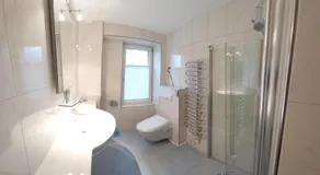 Renovierte 4,5-Zi-Wohnung mit Parkplatz in ruhiger Lage - 90m2 - Image 2