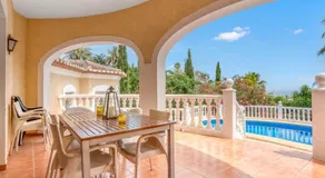 Spacieuse villa entièrement équipée avec terrasse, barbecue et jardin | Vue jardin | Adaptée au travail à distance - Image 4