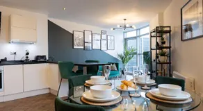 Trendy city centre apartment with free parking - Image 3