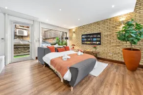 Elegant Mews Retreat by Harrods - Image 2