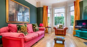 Colourful, Quirky Artist-Owned 3 Bed Next to Cafes - Pass the Keys - Image 2