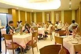 Embassy Inn Hotel - Image 4