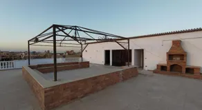 Lovely Studio in Private Villa with Garden View and Free Parking - Image 2