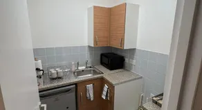 The Friary House - Central Guildford Personal 1 Bedroom Budget Apartment - Image 2
