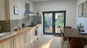 Delightful 2 Bedroom House Central Windsor - Image 4