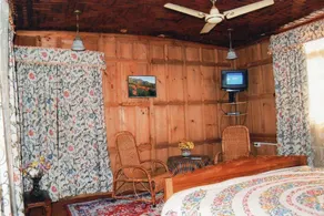 New Buckingham Palace Houseboat - Image 2