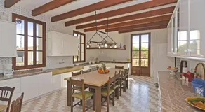 Spacieuse villa entièrement équipée avec terrasse, barbecue et piscine | Vue jardin - Image 5