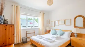 Cheerful 2-Bedroom house with Private parking - Pass the Keys - Image 2