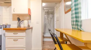 Cozy Studio Apartment Kenilworth, Free Parking, WIFI, Smart TV - Image 3