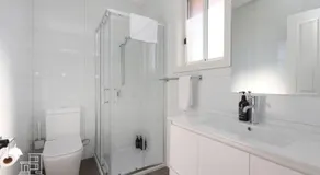 206 Modern King BR with Fast WiFi - Brunswick East - 30 Percent OFF - Image 2