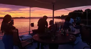 Comfortable Houseboat located in DC area with free parking - Image 3