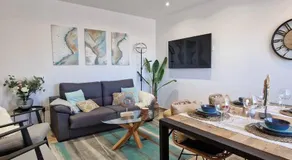 Appartement entièrement équipé avec internet haut débit, terrasse et piscine | Vue plage | Adapté au travail à distance - Image 2