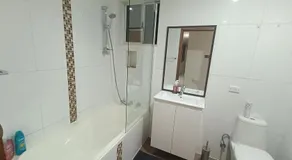 Spacious Queen Room in Large, Two Story Home - GB - Image 2