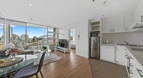 KozyGuru | Iconic Panorama | Harbour Front Living - Image 3