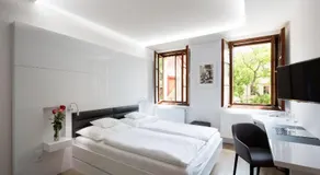 Hotel 100 - Image 2