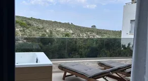 L A Boutique Suites with Private Hot Tub - Image 3