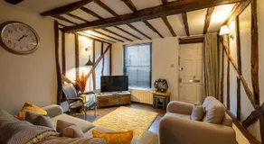 Charming 2 bedroom property - Image 2
