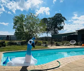 Trawalla Farm Stays - Entire House and Large Pool Bar - Perfect for Groups - Image 5