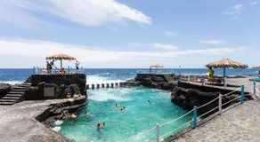 Smuk lejlighed ved siden af den naturlige pool Charco Azul og stranden. - Image 4