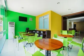 OYO 770 De Nearby Hotel - Image 4