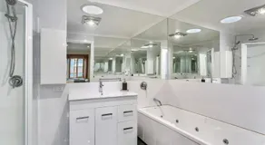 Heritage Building Penthouse CBD Apartment - Image 2