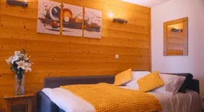 studio chic redécoré avec soin, idéal couples familles ou entre amis,parfait pour cure thermale ou séjour ski, wifi 180 chaines tv parking couvert - Image 2