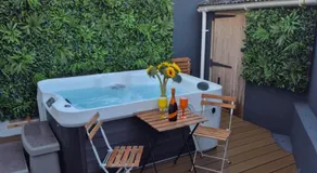 JUNGLE HOT TUB, games room, near eateries, micro brewery, pubs, beauty salons and boutique shops, Argyle, free Netflix, in the heart of Plymouth - Dogs welcome - Hosted by Absolute Accommodation Plymouth - Image 3