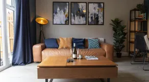 Bensons Hill - Stylish 2-Bed Home with Garden & Parking - Image 2