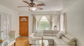 Walk to Eats! Commuter-Friendly Apt in Van Nuys - Image 2