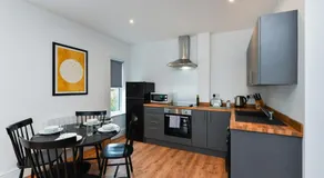 Charming 2Bed Flat - Spacious & Prime Location - Image 4